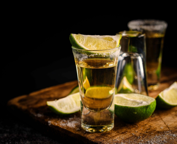 Het drinken van gerijpte tequila